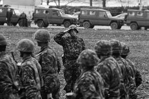 Oberst Christoph Blocher: 1992 gab er sein Regiment auf der Zürcher Sechseläutenwiese ab – verbotenerweise. Als die Polizei kam, war das Regiment schon auf und davon.