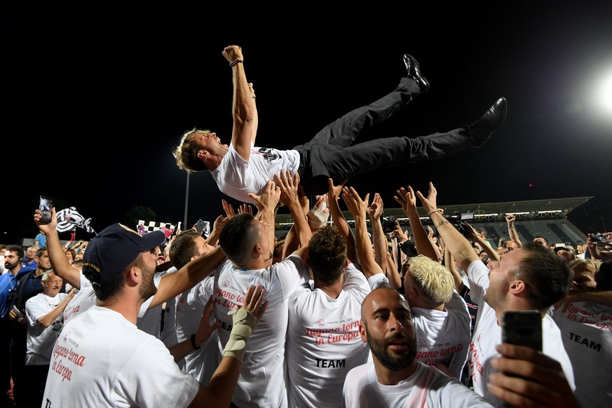 Lugano&#039;s Trainer Paolo Tramezzani celebrates with his players after the Super League soccer match FC Lugano against FC Luzern, at the Cornaredo stadium in Lugano, Friday, June 2, 2017. (KEYSTONE/ ...