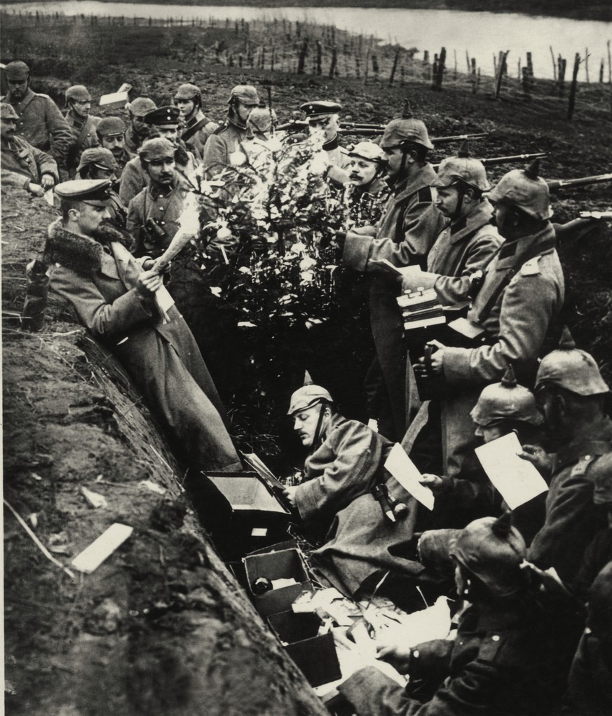 (1938643) 1.WK. Ostfront Weihnachten im Schžtzengraben / Foto 1914 Geschichte / Erster Weltkrieg / Ostfront. / Weihnachtsfeier in einem deutschen Schžtzengraben bei Darkehmen (Mauren Ostpreu?en). Foto ...