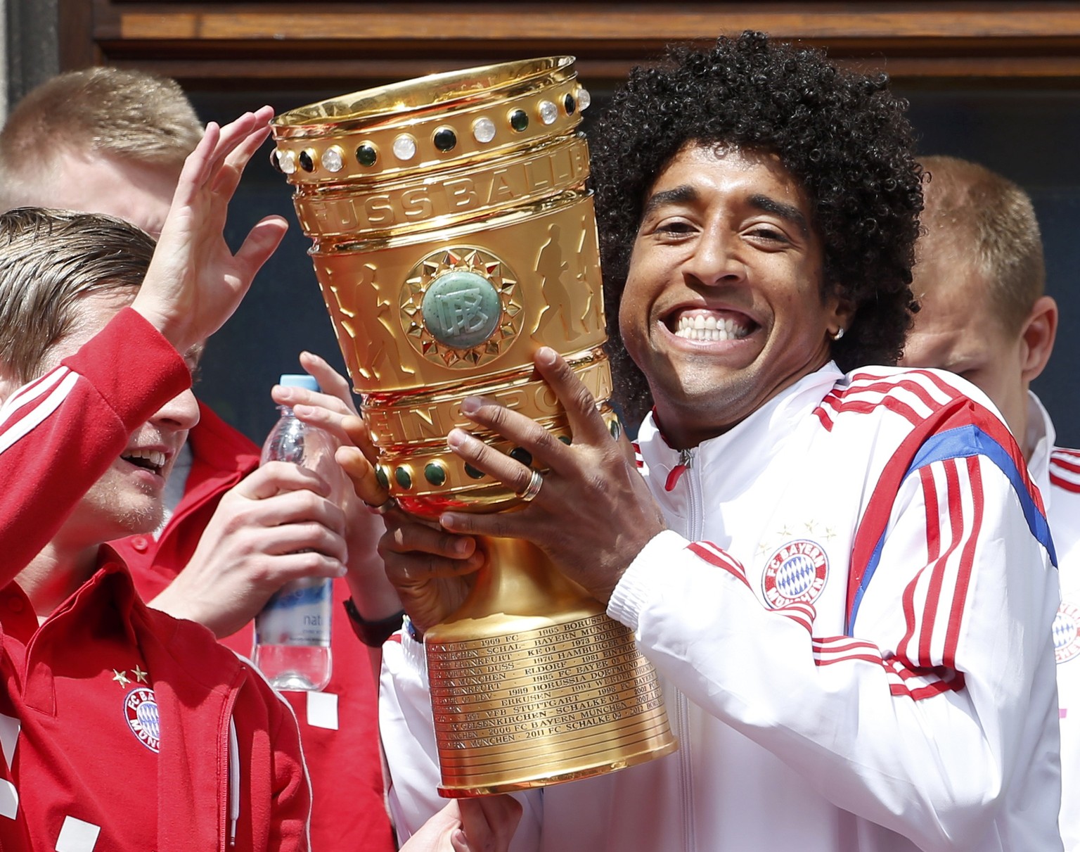 Dante mit dem DFB-Pokal.