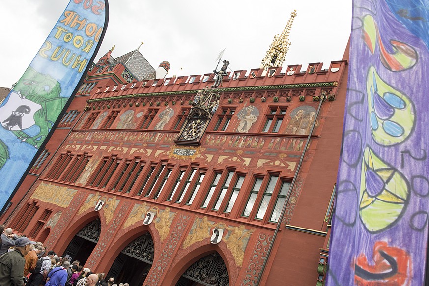 Besucher stroemen in das Rathaus am Rathausfest in Basel am Samstag, 23. August 2014. Das Fest findet aus Anlass des fuenfhundert jaehrigen Bestehens des Rathauses statt. (KEYSTONE/Georgios Kefalas)