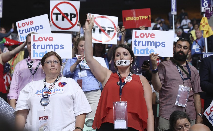 epa05440879 A Bernie Sanders supporter (C) stands with her mouth taped over reading &#039;Silenced&#039; on the first day of the Democratic National Convention at the Wells Fargo Center in Philadelphi ...