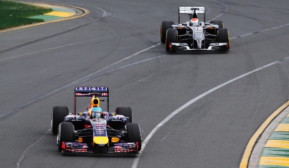 Als er noch nicht Feierabend hatte: Vettel vor Sauber-Pilot Sutil.