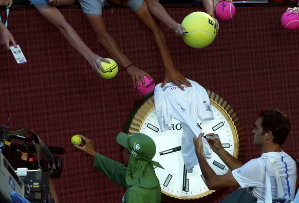 Roger Federer ist mit Basilaschwili so schnell fertig, da reicht die Zeit locker noch für Autogramme.