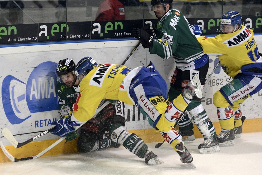 Der Oltener Remo Hirt, links, wird von Langenthaler Stefan Tschannen, rechts, an die Bande geworfen beim sechsten Halbfinal-Playoffspiel der National League B zwischen dem EHC Olten und dem SC Langent ...