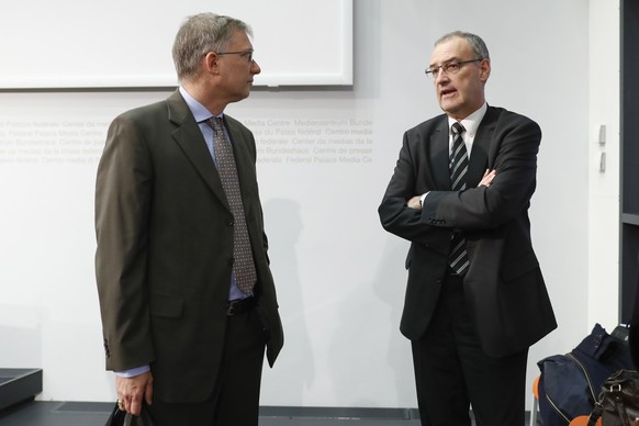 Bundesrat Guy Parmelin, rechts, diskutiert mit Markus Seiler, Direktor Bundesnachrichtendienst, links, vor einer Medienkonferenz ueber das Nachrichtendienstgesetz, am Montag, 13. Juni 2016 in Bern. (K ...