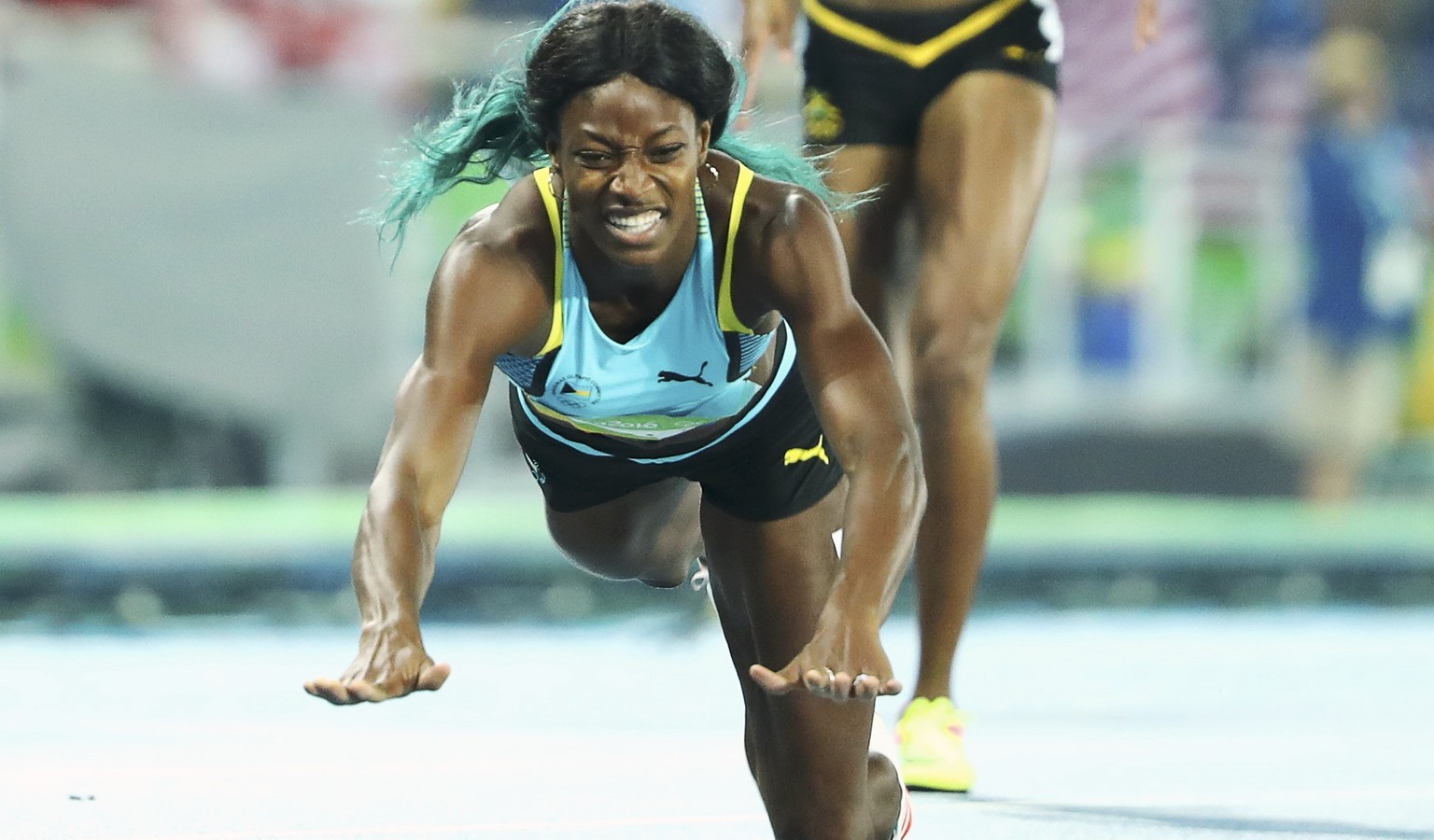 2016 Rio Olympics - Athletics - Final - Women&#039;s 400m Final - Olympic Stadium - Rio de Janeiro, Brazil - 15/08/2016. Shaunae Miller (BAH) of Bahamas dives over the finish line to win the gold. REU ...