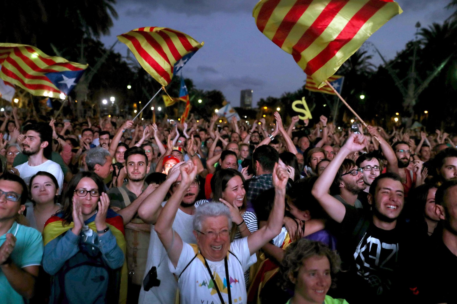 epa06257362 People gather to see the speech of the Catalan President Carles Puigdemont in the regional Parliament, in downtown Barcelona, Spain, 10 October 2017. Puigdemont has proposed to suspend Cat ...