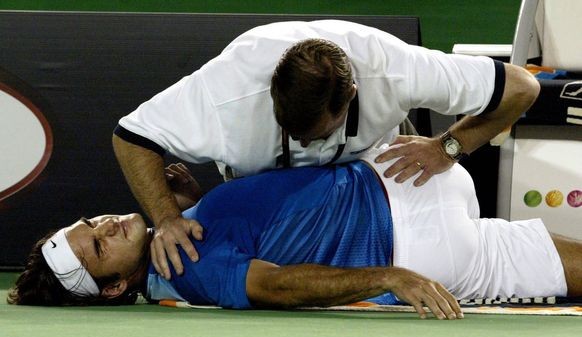 War's der Rücken oder doch der Fuss? Fakt ist, Roger Federer musste nicht ins Militär.