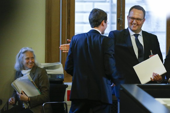 Norman Gobbi (r.) und Thomas Aeschi muntern sich gegenseitig auf.