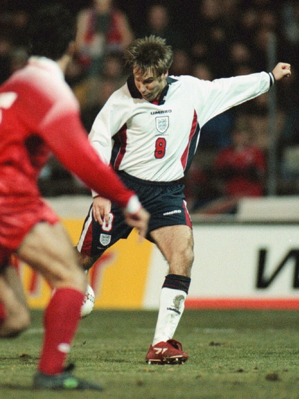 England&#039;s Paul Merson (R) scores the 1:1 against Switzerland, while Ramon Vega (L), scorer of the 1:0, stands near by in a friendly soccer game between Switzerland and England in Bern on Wednesda ...