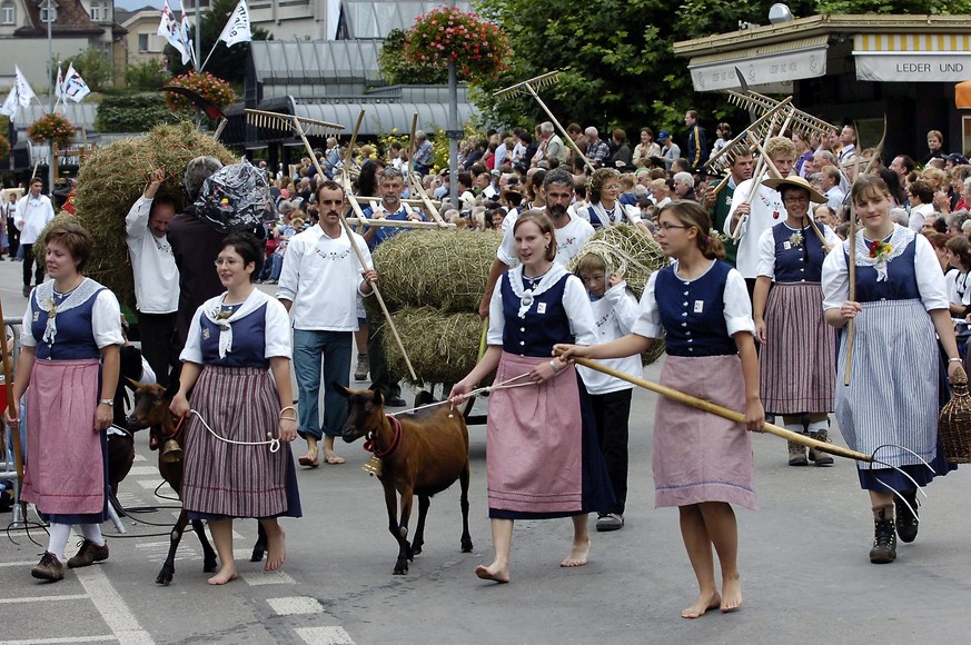 ZUM UNSPUNNEN FEST 2017 VOM 26. AUGUST BIS ZUM 3. SEPTEMBER STELLEN WIR IHNEN FOLGENDES BILDMATERIAL ZUR VERFUEGUNG - Trachtenleute am Festumzug anlaesslich des 200-Jahre-Jubilaeums des Schweizerische ...