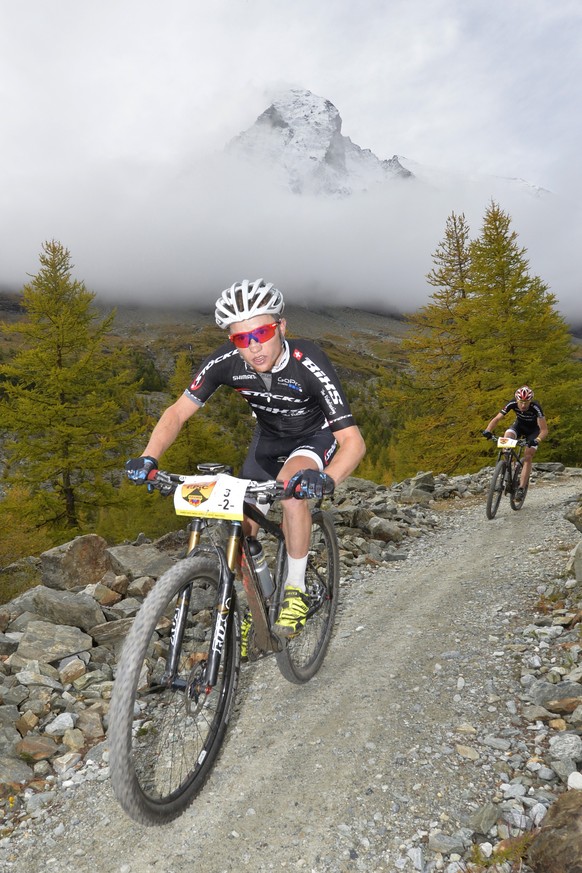 Mathias Flückiger auf dem Weg zum Zielort Zermatt. Im Hintergrund ragt das Matterhorn empor.