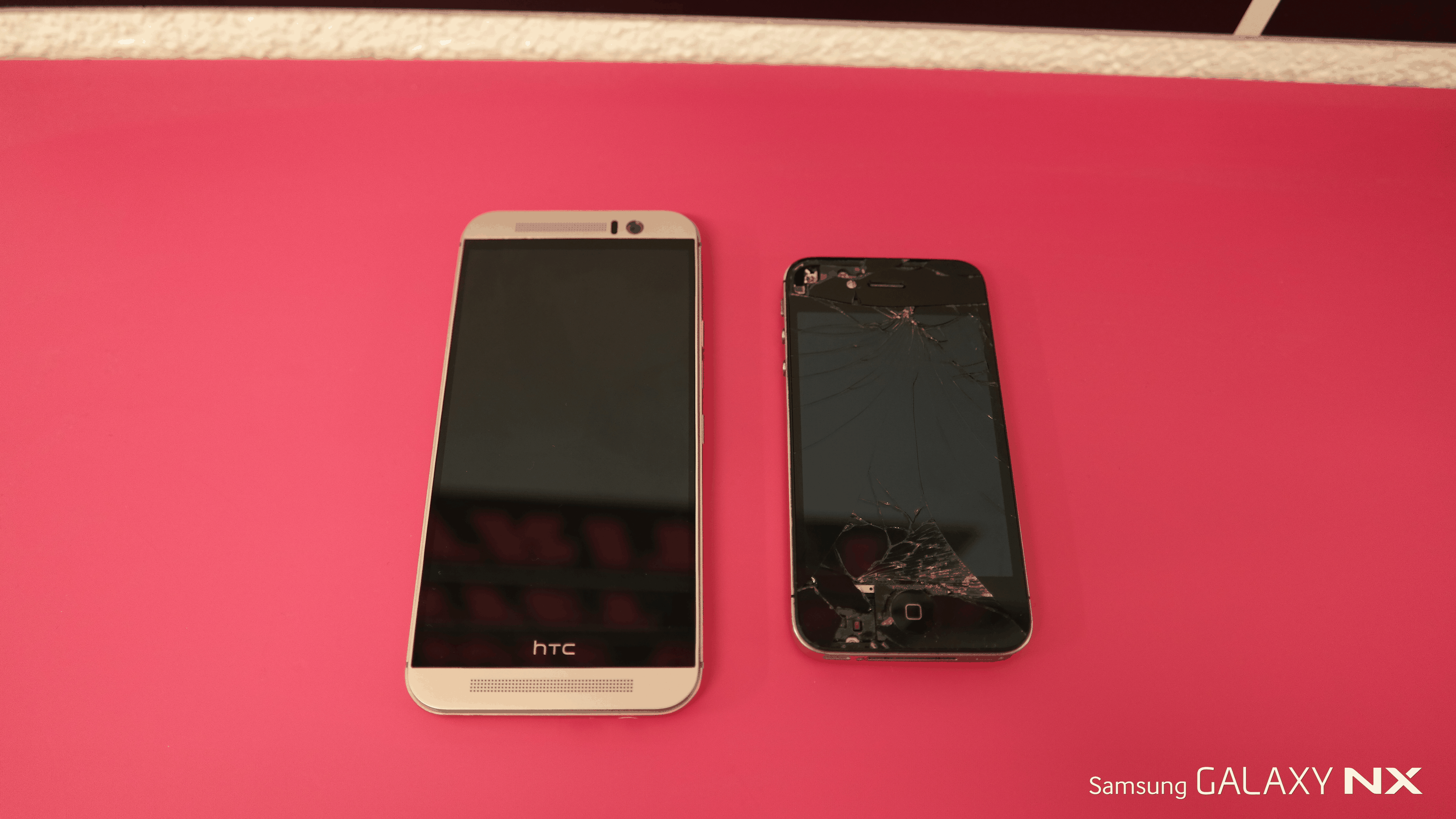 Mein iPhone 4S macht neben dem HTC One M9 nicht gerade eine gute Figur. Böse Zungen behaupten, das kaputte Display sei das Ergebnis von zahlreichen Candy-Crush-Ausrastern.