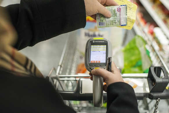 Passabene, a new shopping system for practical grocery shopping at Coop Sihlcity in Zurich, pictured on January 29, 2015. The customer scans with a hand scanner the requested goods by himself.(KEYSTON ...