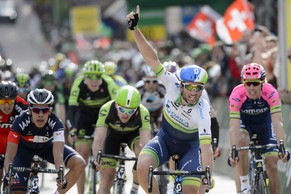 Michael Albasini schlägt die Konkurrenz auf der Zielgeraden.