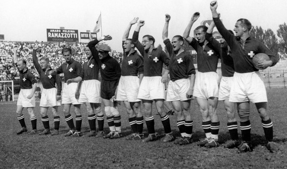 Die Schweizer Nati an der WM 1934, in der Bildmitte mit der Brille: Poldi Kielholz.