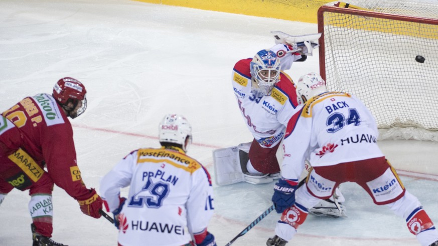 Langnaus Pascal Berger, links, erziehlt das 3-1, gegen Klotens Vincent Praplan, Rene Back, und Goalie Luca Boltshauser, von links, waehrend dem Eishockey-Meisterschaftsspiel der National League A zwis ...