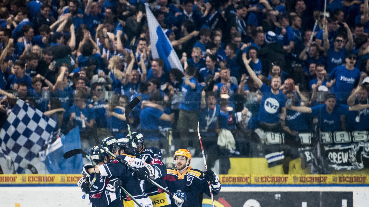 Die Zuger jubeln zum 1:0 Tor im vierten Eishockey Playoff-Finalspiel der National League A zwischen dem EV Zug und dem SC Bern, am Donnerstag, 13. April 2017, in der Bossard Arena in Zug. (KEYSTONE/En ...