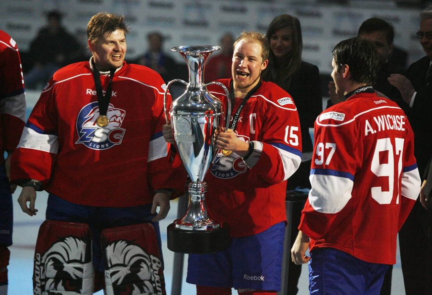 Der nächste Pokal für Ari Sulander, Mathias Seger und Adrian Wichser: Die ZSC Lions gewinnen die Champions League.