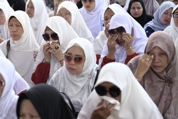 Nachrichten Linkding Women weep during a prayer marking 20 years since the massive Indian Ocean tsunami, in Banda Aceh, Indonesia, Thursday, Dec. 26, 2024. (AP Photo/Reza Saifullah)