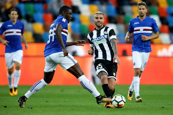 epa06236548 Udinese&#039;s midfielder Valon Behrami (R) and Sampdoria&#039;s forward Duvan Zapata (L) vie for the ball during the Italian Serie A soccer match Udinese Calcio vs UC Sampdoria at Friuli  ...