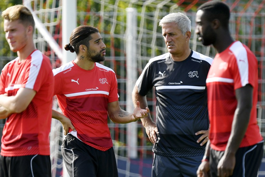 Der Schweizer Nationalcoach Vladimir Petkovic, rechts, und Ricardo Rodriguez, links, im Gespraech beim Training in Rapperswil-Jona am Montag, 28. August 2017. (KEYSTONE/Walter Bieri)