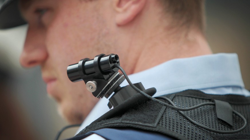 epa04789861 A German police officer has a small video camera attached to his uniform during a press presentation in Mainz, Germany, 08 June 2015. Due to the increasing violence against police officers ...