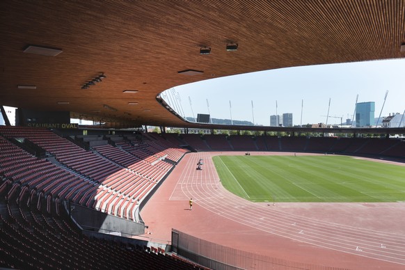 ZUM LEICHTATHLETIK-MEETING WELTKLASSE ZUERICH AM DONNERSTAG, 3. SEPTEMBER 2015, STELLEN WIR IHNEN FOLGENDES BILDMATERIAL ZUR VERFUEGUNG - The football field with the all-weather running track, the sta ...