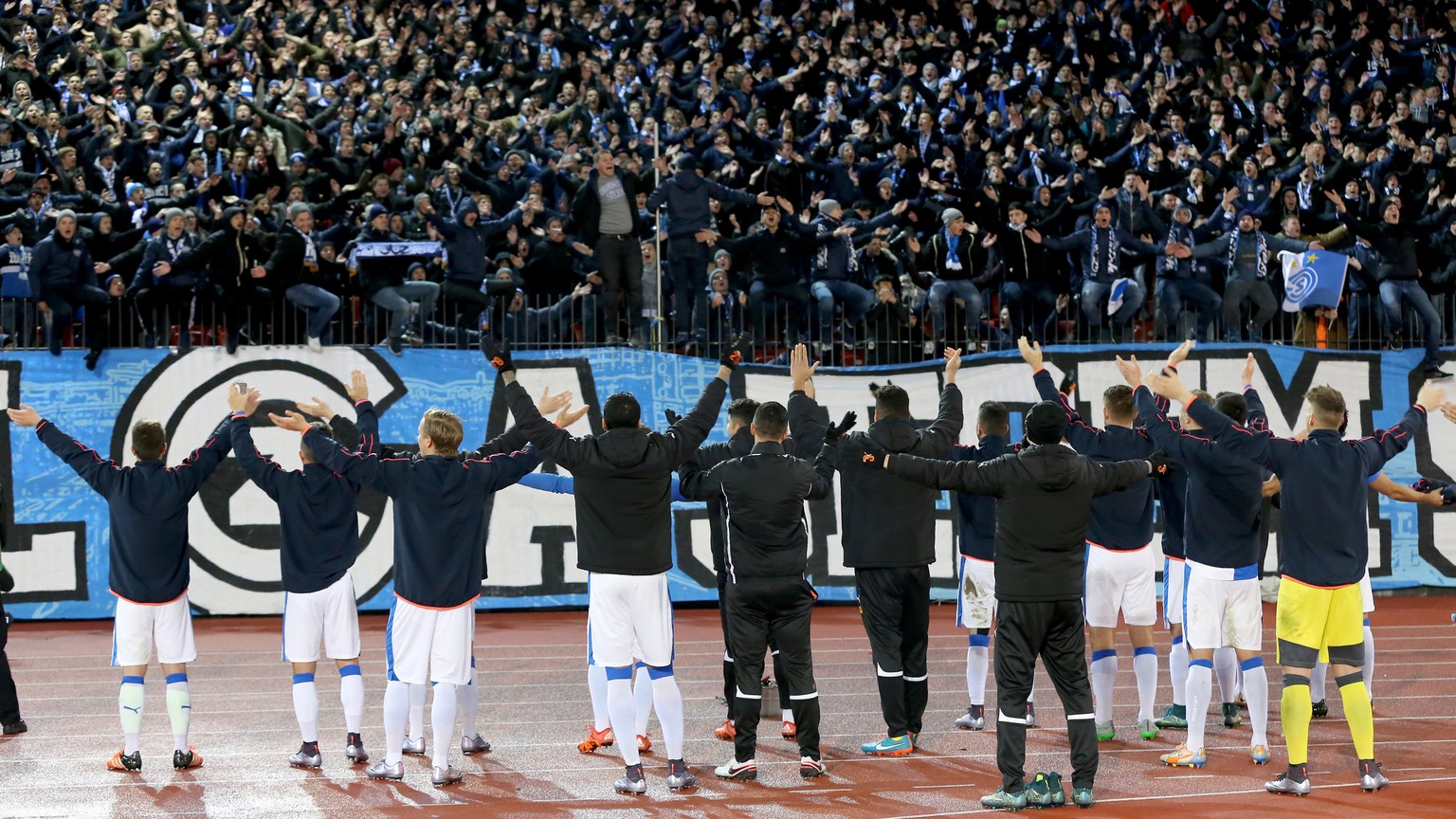 Spieler und Fans der Hoppers feiern den vermutlich schönsten Sieg der Saison.