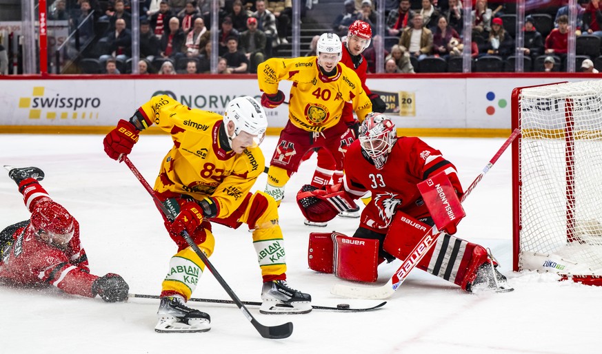 Nachrichten Linkding Harri Pesonen (SCL), gauche, lutte pour le puck avec le gardien Kevin Pasche (LHC), droite, lors du troisieme match des Play-off des quarts de finale du championnat suisse de hockey sur glace de Natio ...