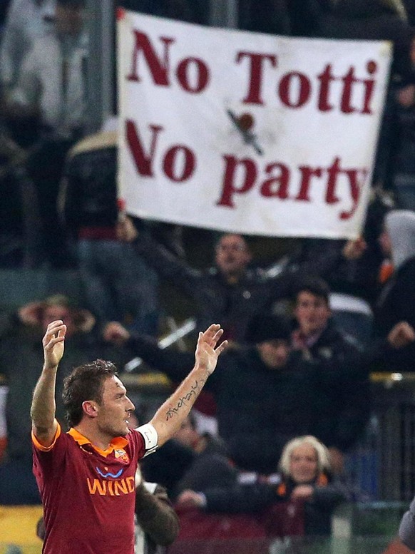 epa03587673 AS Roma&#039;s Francesco Totti celebrates with his teammates after scoring the opening goal during the Italian Serie A soccer match between AS Roma and Juventus at the Olimpico stadium in  ...