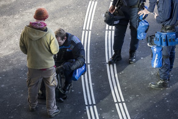 Eine Polizeikontrolle anlaesslich der Anti-WEF-Demonstration im Januar 2016 in Zug.