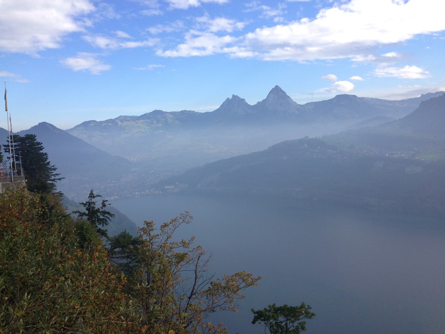 Blick von Seelisberg auf den Urnersee, Brunnen und die Mythen.