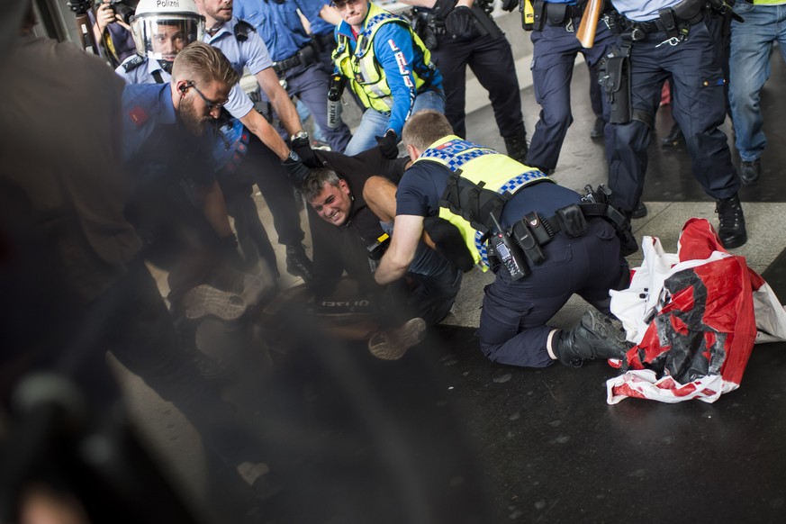 Polizisten gehen gegen linke Demonstranten vor, die eine Wahlkampf-Veranstaltung der SVP im Zürcher Hauptbahnhof stören wollen.&nbsp;