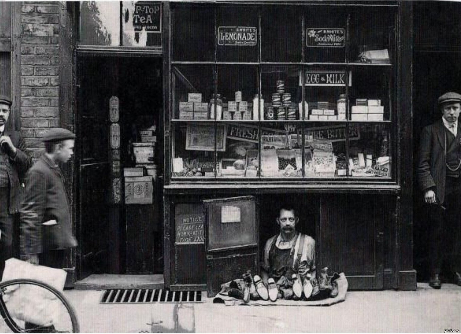 Der kleinste Schuhshop in London,&nbsp;1,2 Quadratmeter gross, 1900.