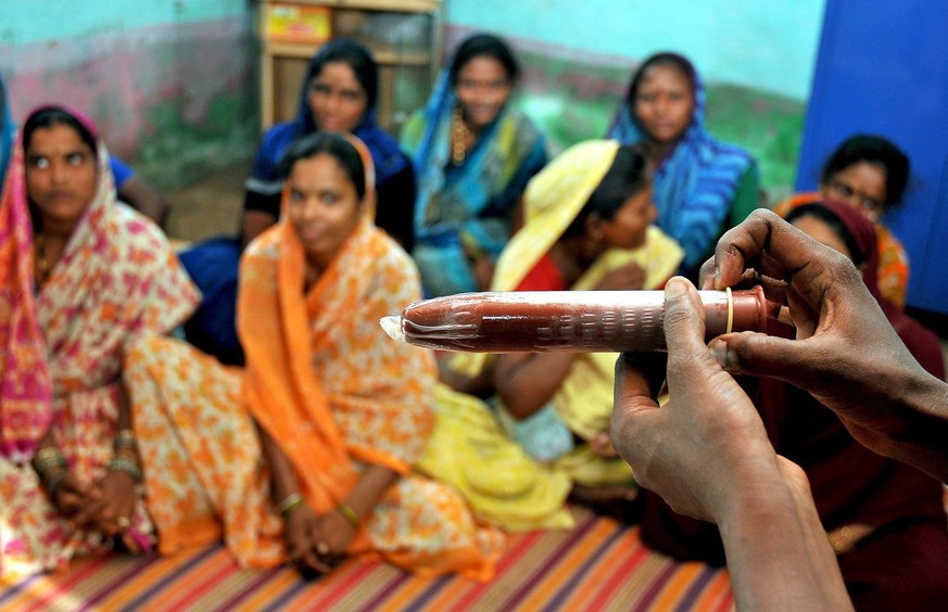 Frauen in Indien werden im Gebrauch eines Kondoms unterwiesen.