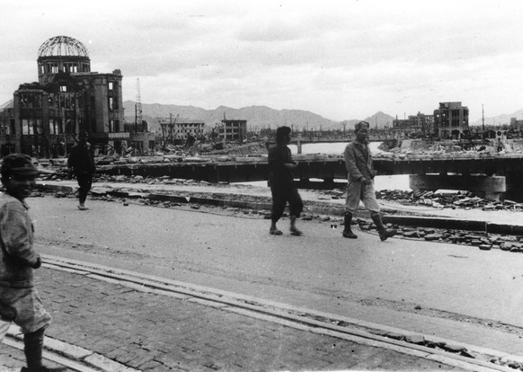 Zerstörung so weit das Auge reicht: Überlebende kurz nach dem Atombombenangriff in Hiroshima.