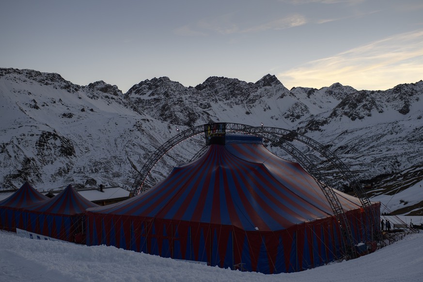Blick auf das Zelt, an der Eroeffnung des 25. Arosa Humorfestivals, am Donnerstag, 8. Dezember 2016, in Arosa. Das Festival dauert bis 18. Dezember. (KEYSTONE/Gian Ehrenzeller)