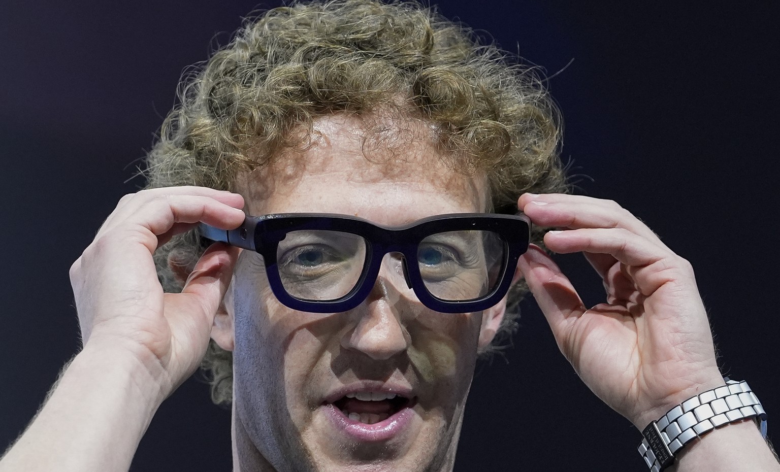 Nachrichten Linkding Mark Zuckerberg wears a pair of Orion AR glasses during the Meta Connect conference Wednesday, Sept. 25, 2024, in Menlo Park, Calif. (AP Photo/Godofredo A. V