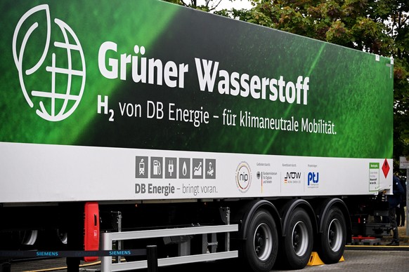 epa10173366 A Mobile hydrogen filling station of the Hydrogen project for rail by German rail operator &#039;Deutsche Bahn&#039; (DB) and Siemens Mobility on display at the company&#039;s test track i ...