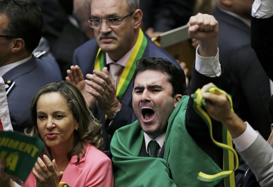 Jubel nach der Abstimmung in Brasilia: Dilma Rousseff wirft den Gegnern im Parlament vor, einen Staatsstreich zu vollziehen.