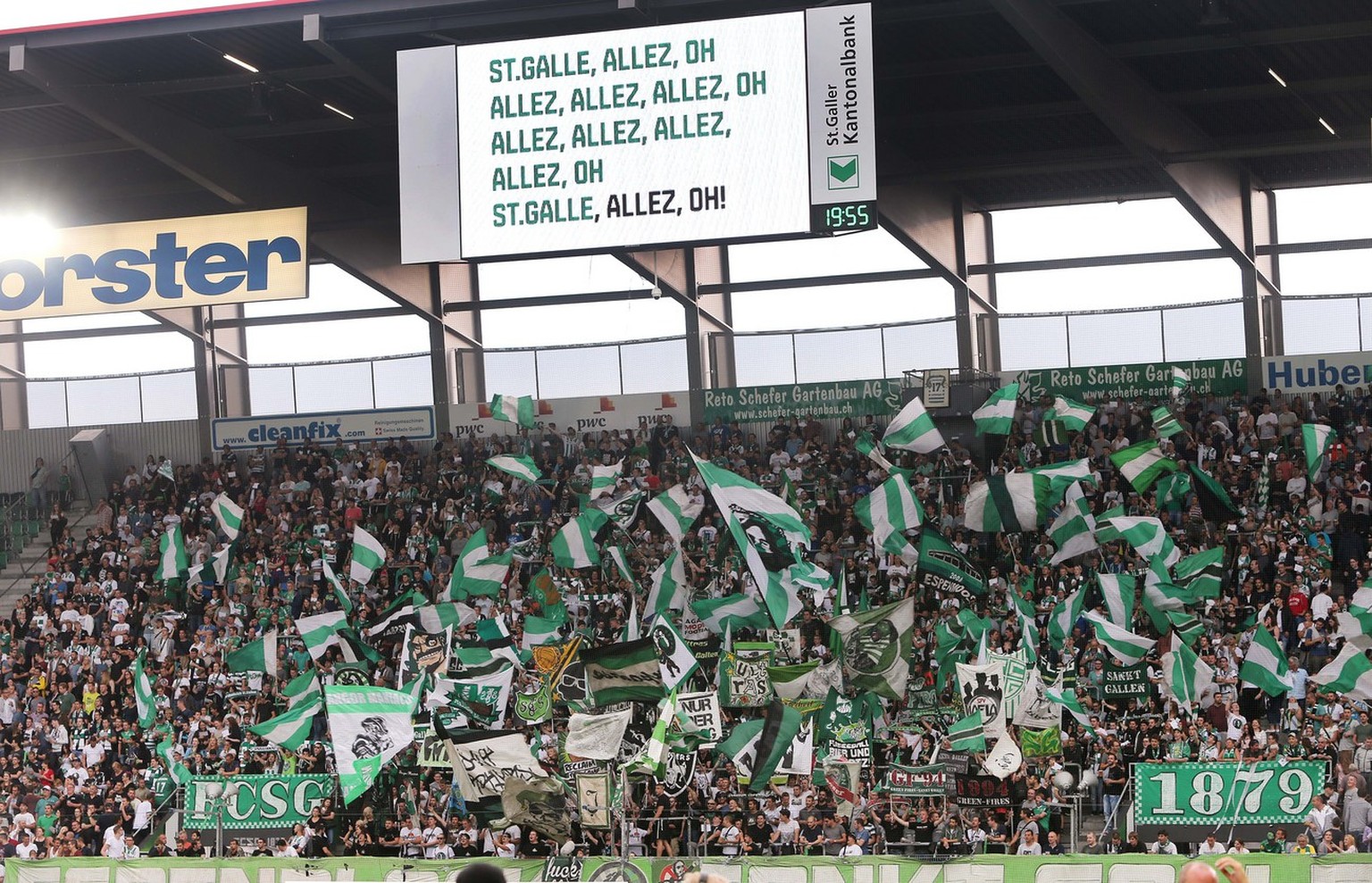 Premiere im Kybunpark fuer die neue Fanhymne des FC St. Gallen, aufgenommen am Samstag, 23. Juli 2016, vor dem Fussball Super-League Spiel zwischen dem FC St. Gallen gegen den BSC Young-Boys im Kybunp ...