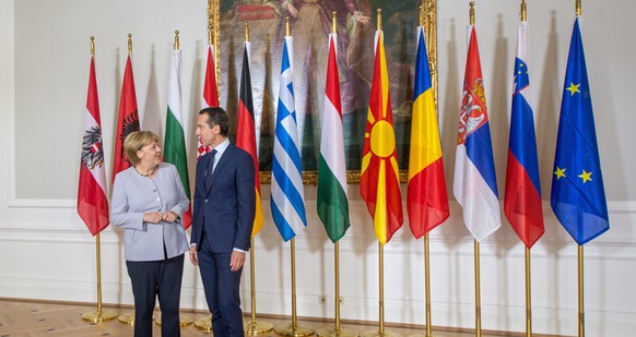 epa05554050 Austrian Chancellor Christian Kern (R) welcomes German Chancellor Angela Merkel (L) for the Summit &#039;Migration along the Balkan route&#039; in Vienna, Austria, 24 September 2016. Austr ...