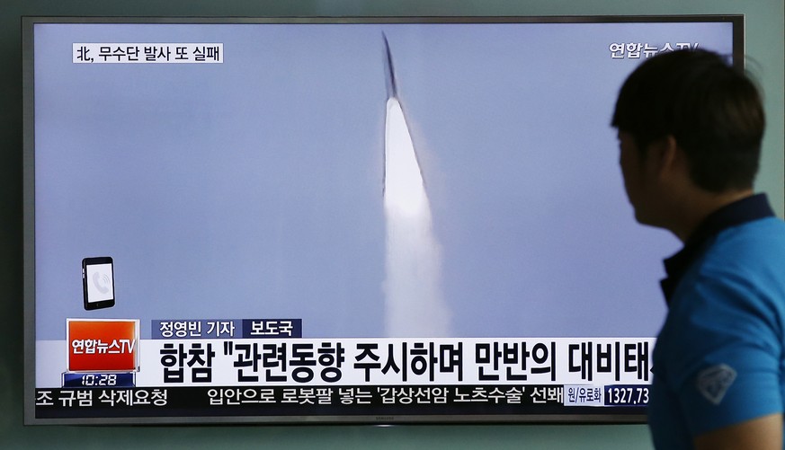 Passant in Seoul informiert sich über den fehlgeschlagenen Raketentest des Nachbars.