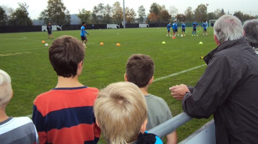 Zwei Dutzend Schulkinder und einige Rentner: Die vielen Medienschaffenden waren nicht die einzigen Beobachter des GC-Trainings am Dienstagmorgen.