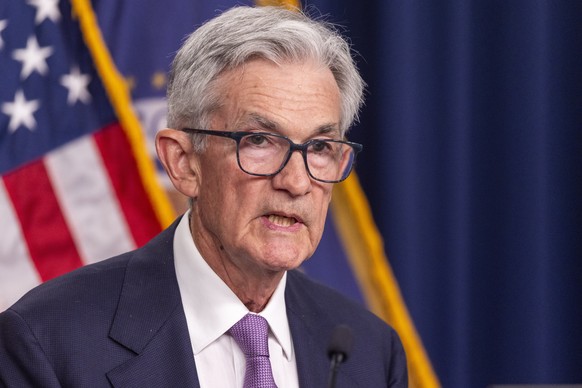 Nachrichten Linkding epa11612561 US Federal Reserve Board Chairman Jerome Powell delivers remarks after the Fed cut its benchmark interest rate half-point following its two-day conference at the Federal Reserve in Washing ...