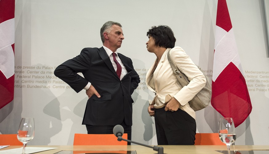 Energieministerin Doris Leuthard und Aussenminister Didier Burkhalter, hier bei der Medienkonferenz nach dem Ja zur SVP-Zuwanderungsinitiative vor einem Jahr, haben das Heu bei den EU-Verhandlungen la ...