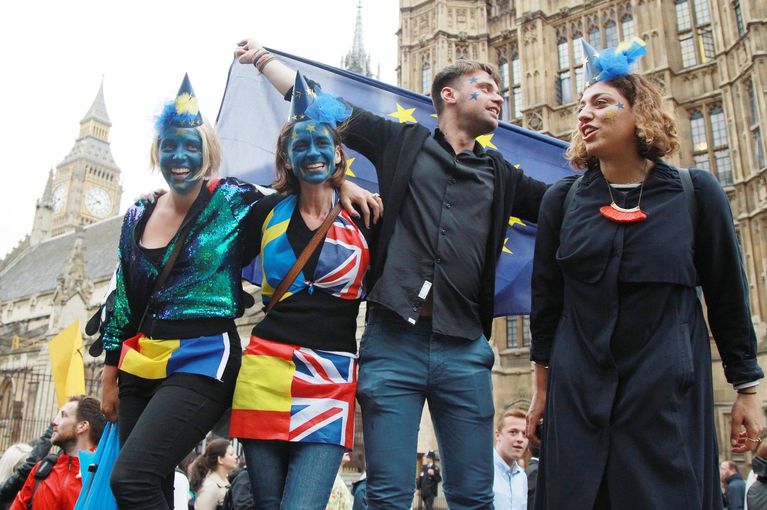 Junge EU-Befürworter demonstrierten am Dienstag vor dem Parlament in London.