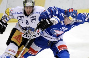 Tim Ramholt (l.) im Kampf mit Sven Senteler.